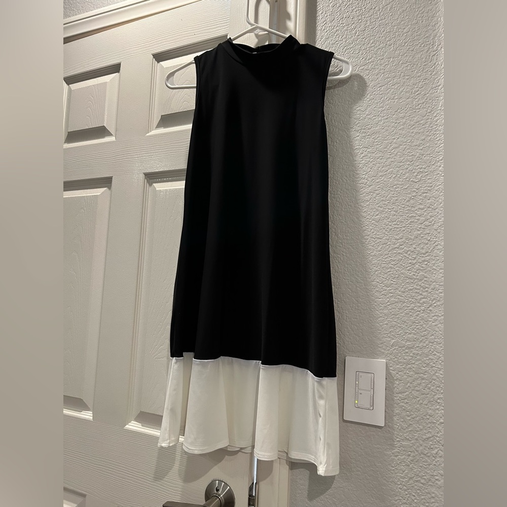 Lightweight, stretchy black/white dress! Can be casual or dressy!